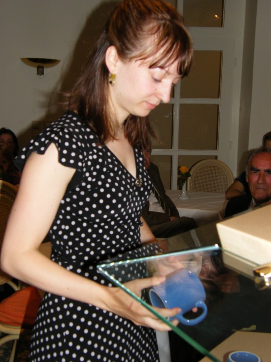 DSCF7757 Elisabeth Pähtz begann das Hütchenspiel