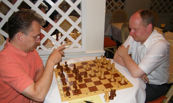 DSCF7814 Tischbierek und Stern bei der Analyse