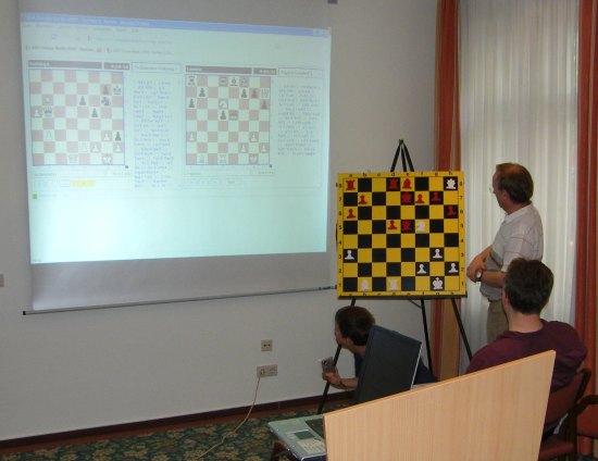 DSCF7858 Kommentator Michael Schulz bei der Analyse